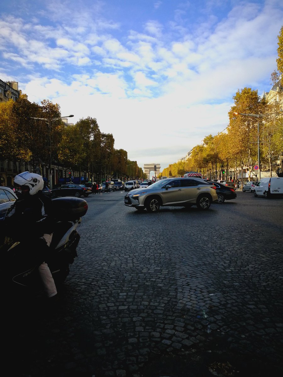 maBiHobox's tweet photo. @maBiHobox  expose ce soir sur les Champs Elysées pour présenter ses surprises saines&amp;gourmandes de Noël ! 😀 https://t.co/6w6L2jvmMC