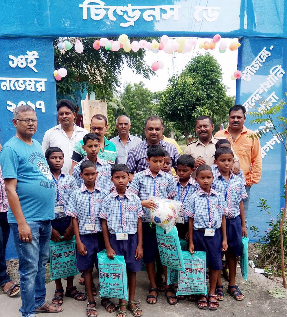 N24PoliceDist's tweet photo. Children's Day celebration at Sandeshkhali Police Station along with 10 destitute boys residing at "AMRA KORBO JOY" (A Cottage Home for destitute boys) at Sandeshkhali maintained by Joygopalpur Youth Development Centre (JYDC). https://t.co/cNAJTfHcKa
