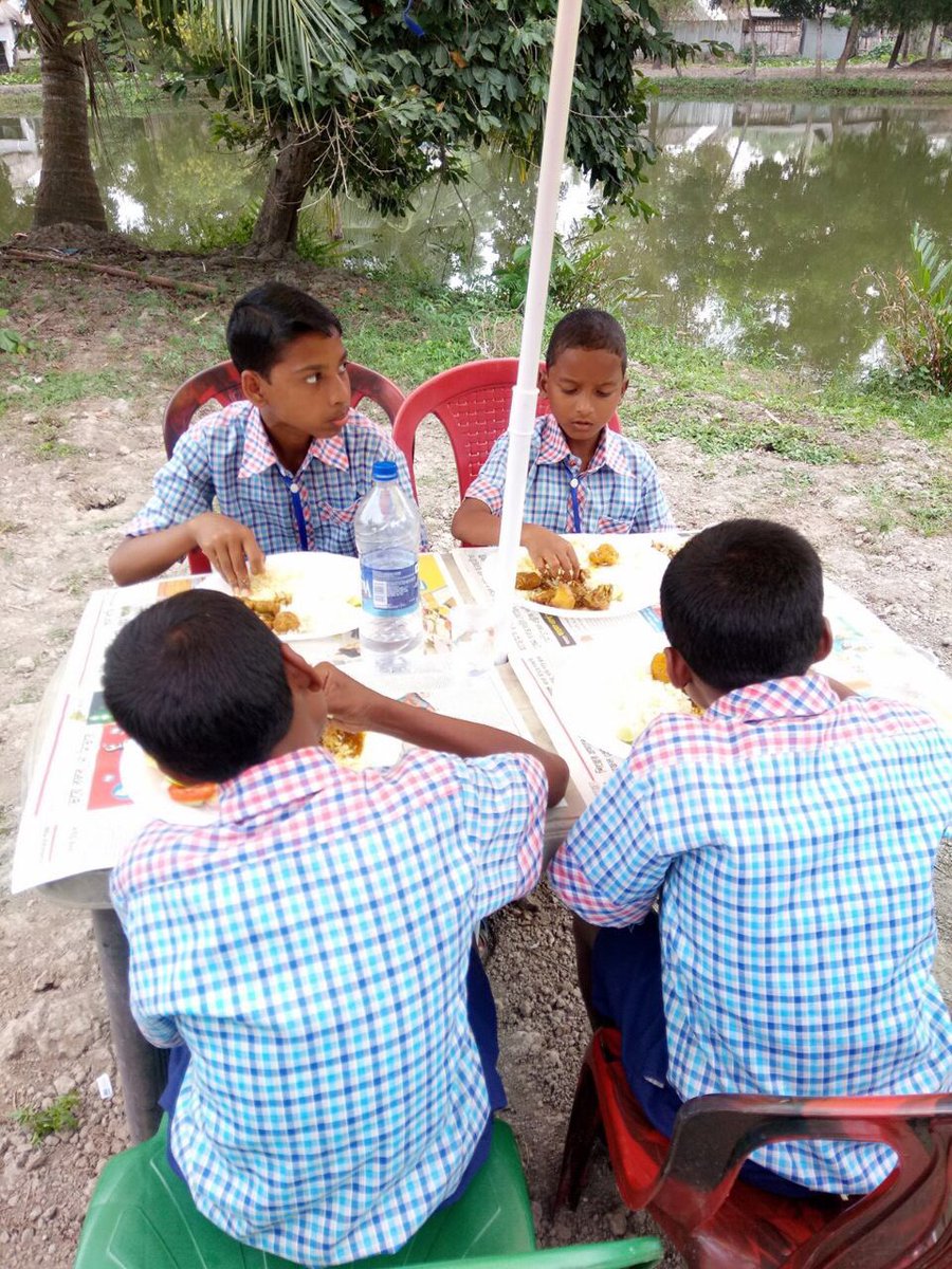 N24PoliceDist's tweet photo. Children's Day celebration at Sandeshkhali Police Station along with 10 destitute boys residing at "AMRA KORBO JOY" (A Cottage Home for destitute boys) at Sandeshkhali maintained by Joygopalpur Youth Development Centre (JYDC). https://t.co/cNAJTfHcKa