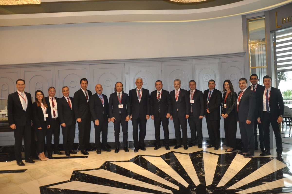 Aksigorta's tweet photo. Yöneticilerimiz Haluk Dinçer, Uğur Gülen, Tolga Tezbaşaran ve Fahri Altıngöz Trabzon'daki satış kanallarımızla sektörü değerlendiriyor. #AksigortaTrabzonda https://t.co/47li9hI5bs