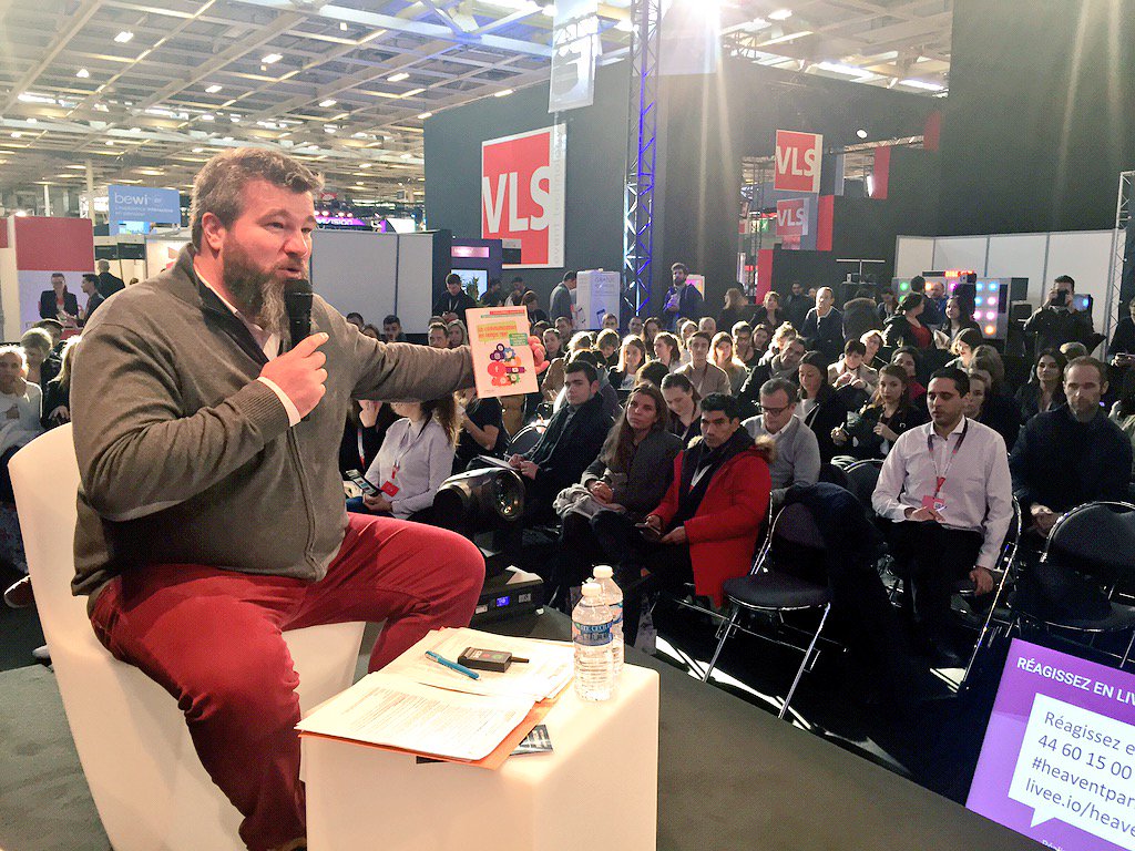 AnthonyBabkine's tweet photo. .@Lionel_Malard kiffe le livre #CommunicationLive 
À vendre en live 😂 /c @kwasi #HeaventParis https://t.co/7LMANgM8nO