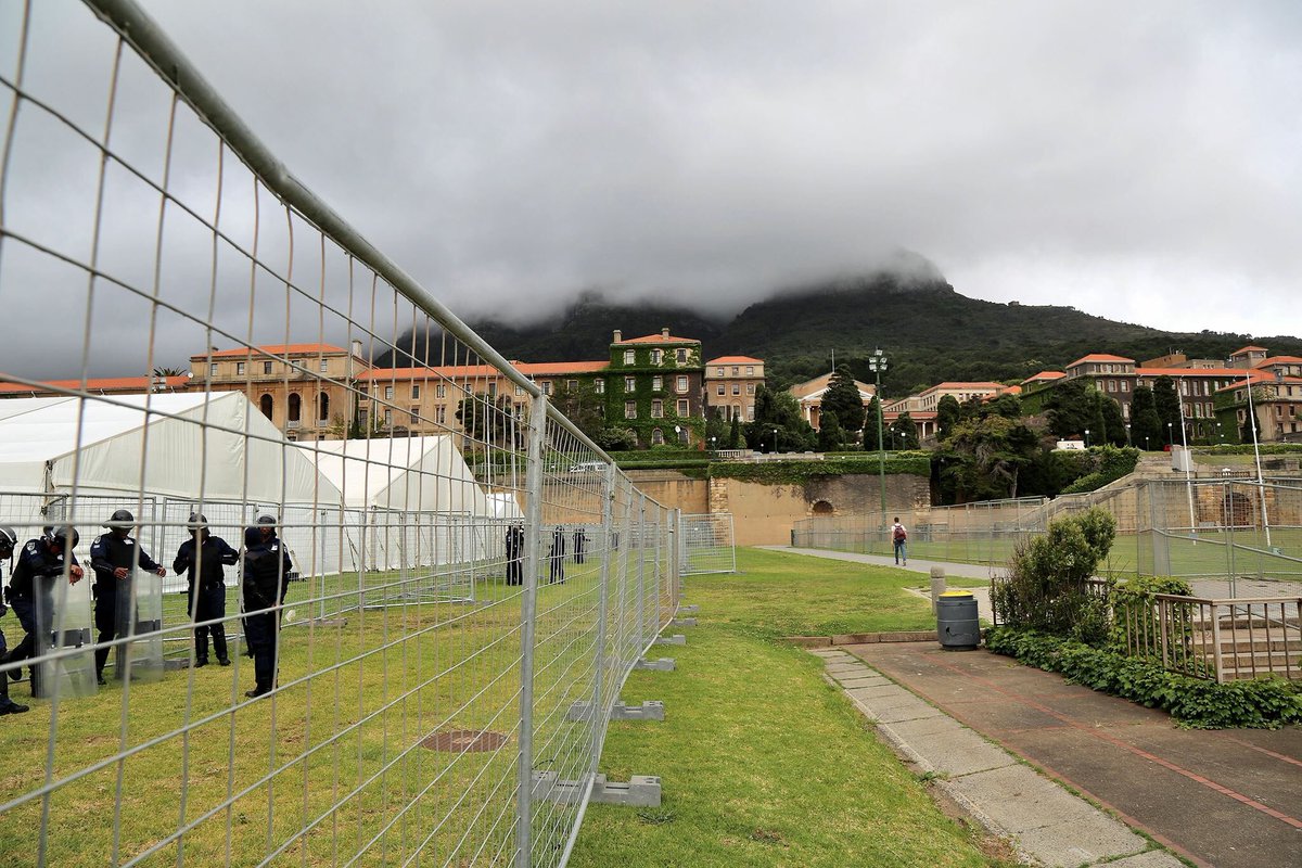 OPINION: Writing Exams at UCT, a Right Wronged

"It's no exaggeration that the militarisation of UCT is yet another reminder that it remains an extention of colonialism, trapped by authoritarian rule that employs fear for reprisals as a tool for control"

vernacnews.co.za/2017/11/14/opi…