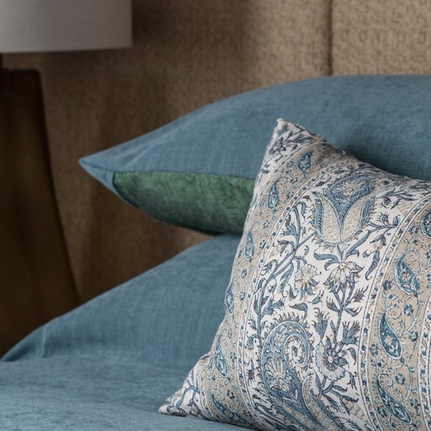 Focussing on the #design #details of our <a href="/HolidayHouseLDN/">Holiday House London</a> #bedroom and this beautiful Hodsoll McKenzie Portland Paisley fabric from <a href="/ZimmerandRohde/">Zimmer + Rohde UK</a> 💫