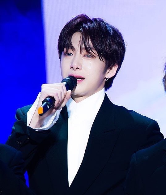 kinghyungwon's tweet photo. hyungwon's tears ㅠㅠㅠㅠ https://t.co/MArYlW5E5R
