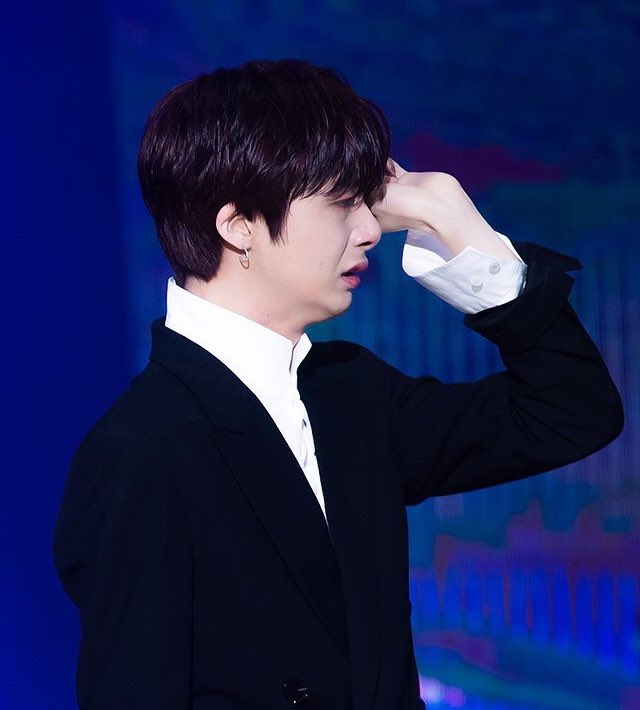 kinghyungwon's tweet photo. hyungwon's tears ㅠㅠㅠㅠ https://t.co/MArYlW5E5R