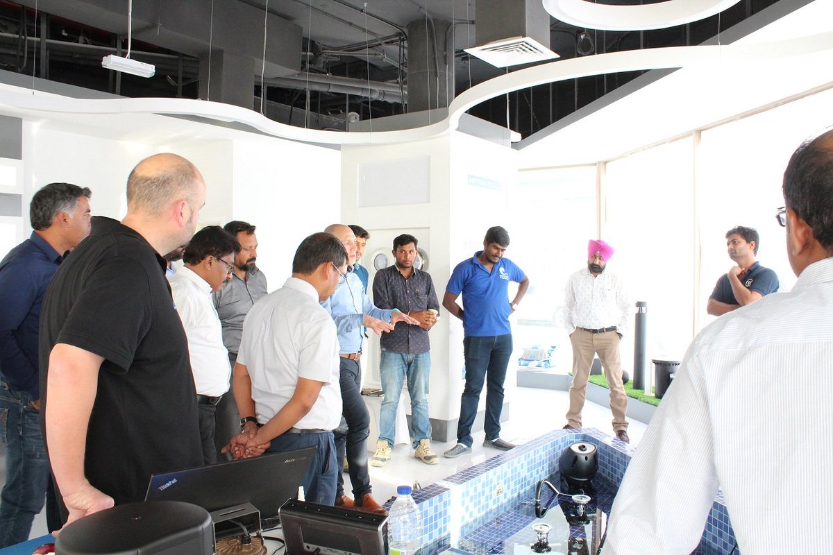 BMTC_ME's tweet image. @OaseDeutschland #specialists from Germany at our Deira showroom giving a live demo on #fountaintechnology and #watertechnology.