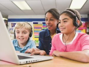 ReadSpeaker's tweet photo. Elk Vlaams kind met #dyslexie of ander #leesprobleem gratis #voorleessoftware. Ook @ReadSpeaker #TextAid. Lees meer https://t.co/h2KiUijAzZ https://t.co/3HN4GYrHbA