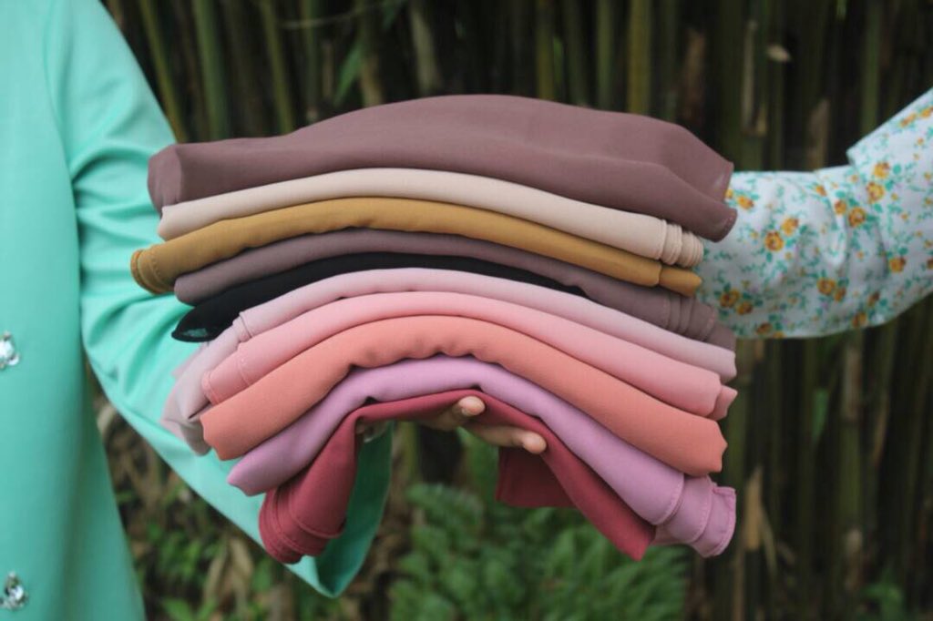 rianslamet1's tweet photo. Selamat malam semua ✨ tudung bawal dari cantiqaacollections kini di pasaran 🌹 Bolehlah jenguk jenguk ig cantiqaacollections untuk melihat lebih lanjut 😁 Kain memang puas hati 👍🏻 https://t.co/9icWCy566J