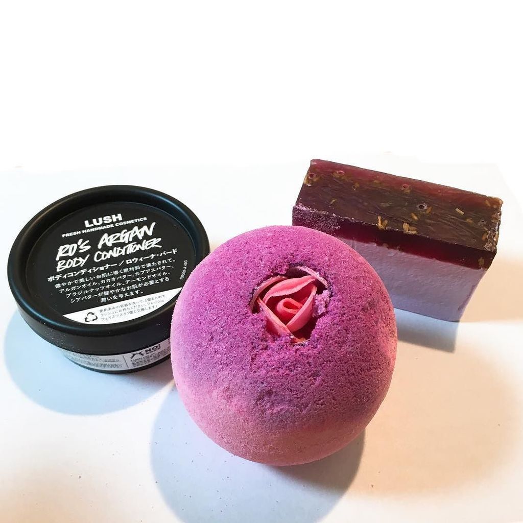 erdoromen's tweet photo. バースデープレゼントに友人から貰ったLUSHが、今月で使用期限を迎えるため、一斉オープン🎁
石鹸 カステラみたい( '༥' )ŧ‹"ŧ‹"ŧ‹" #lush #lushfresh #bodyconditioner #rosar… https://t.co/sAJLITjNSJ https://t.co/ISm5eYKrF0
