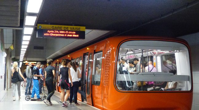 MonWagon's tweet photo. Super héro le jour, super crétin la nuit ! #MonWagon #Transport #Sécurité #Train - Lyon: Médiateur dans les transports en commun le jour, il agresse les voyageurs le soir https://t.co/uozDQjY7QY https://t.co/FAe0jUCPvI