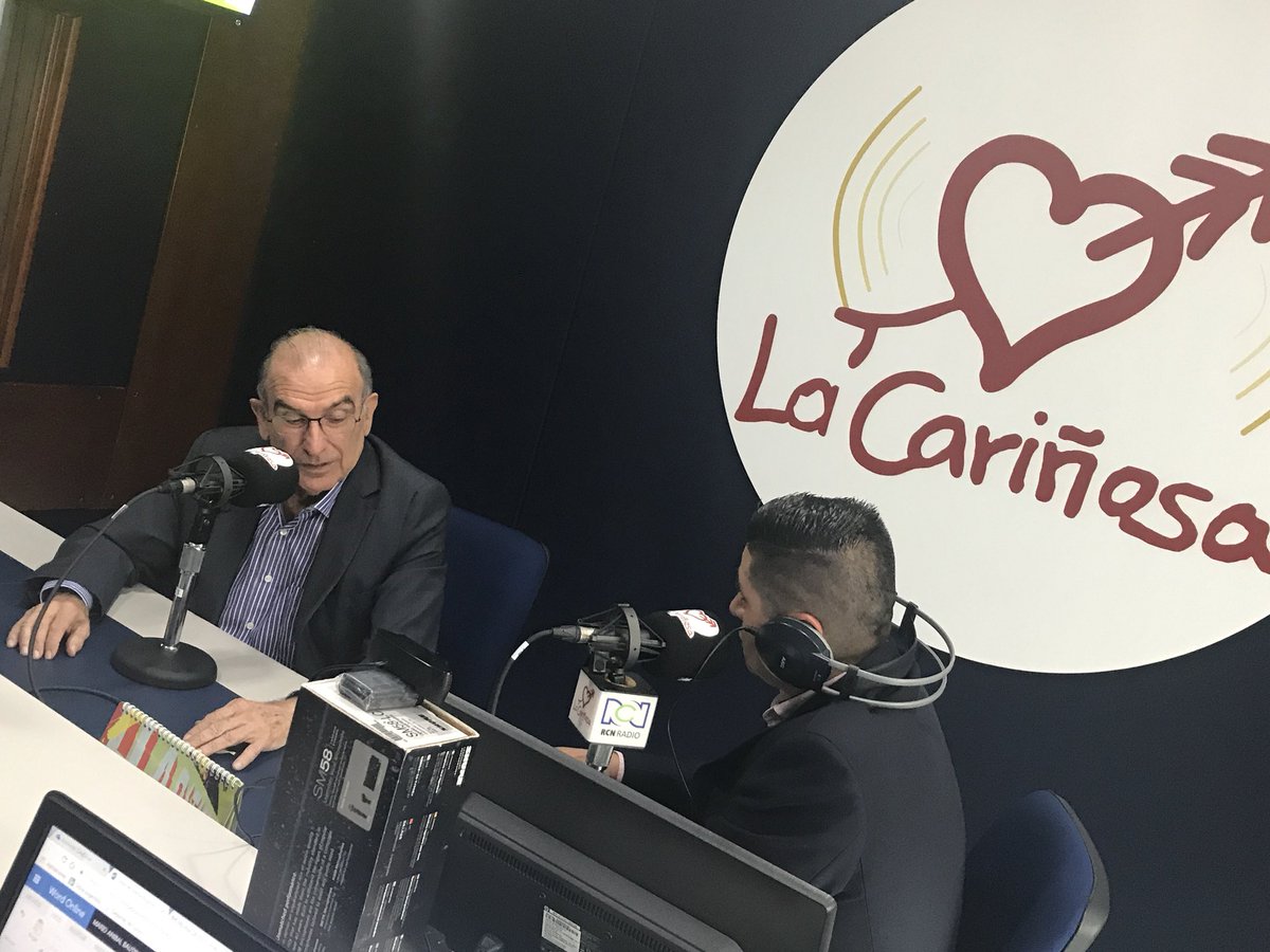DeLaCalleHum's tweet photo. Tristemente ya nadie confía en los políticos, las instituciones, ni las cortes. Por eso el próximo presidente debe combatir la corrupción. Al que pida mermelada lo saco de la oficina y lo denuncio. @LaCarinosa610AM https://t.co/l2343FOkqk