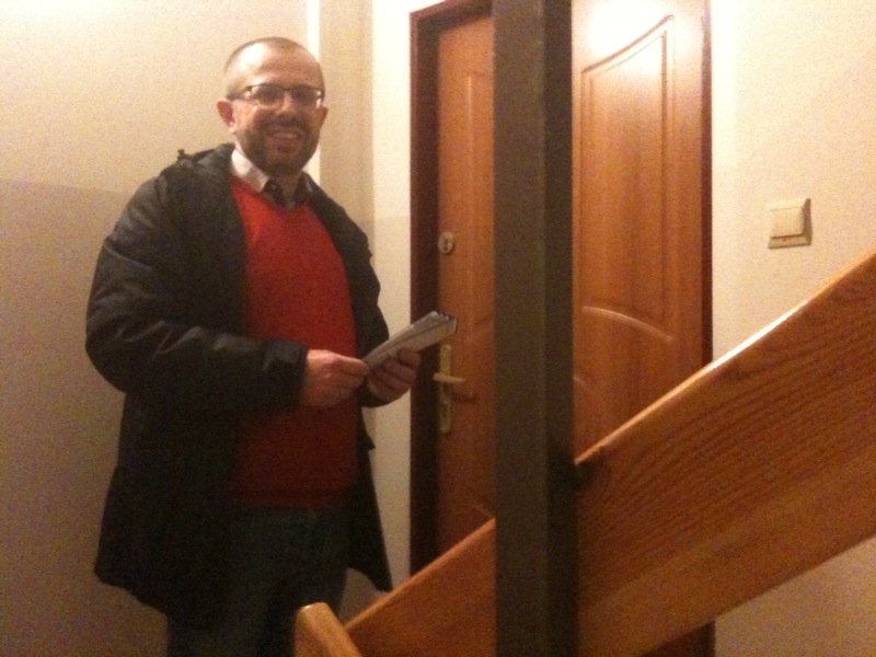 Nowoczesna_PoLe's tweet photo. Tomasz Własiuk, popierany przez nas kandydat na #legionowski.ego radnego miejskiego w wyborach uzupełniających, które odbędą się już 3 grudnia. Spotkania sąsiedzkie z mieszkańcami osiedla Piaski. https://t.co/07XmeeFfpK