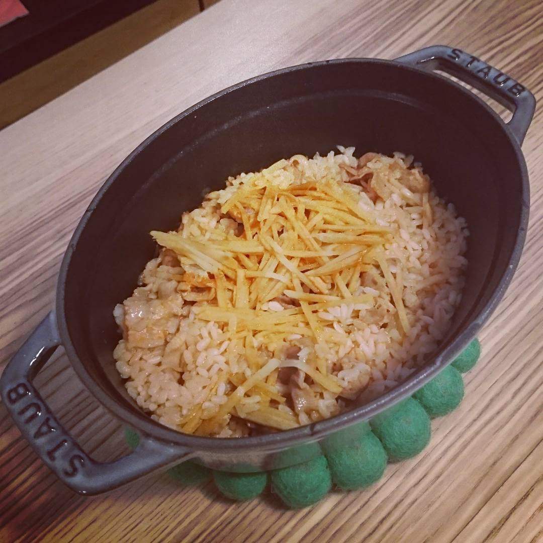 ぷーこ 鍋キューブを使うと簡単炊き込みご飯 本日はピリ辛キムチ鍋を1キューブと 豚肉と生姜の炊き込みご飯 激ウマ さっき帰って来た旦那せんせには 更にお水と鍋キューブ1つ足して お野菜ときのこと豆腐入れて 卵でとじて ご飯温めるついでに ぷーこ 鍋キューブを使うと簡単炊き込みご飯 本日はピリ辛キムチ鍋を1キューブと 豚肉と生姜の炊き込みご飯 激ウマ さっき帰って来た旦那せんせには 更にお水と鍋キューブ1つ足して お野菜ときのこと豆腐入れて 卵でとじて ご飯温めるついでに