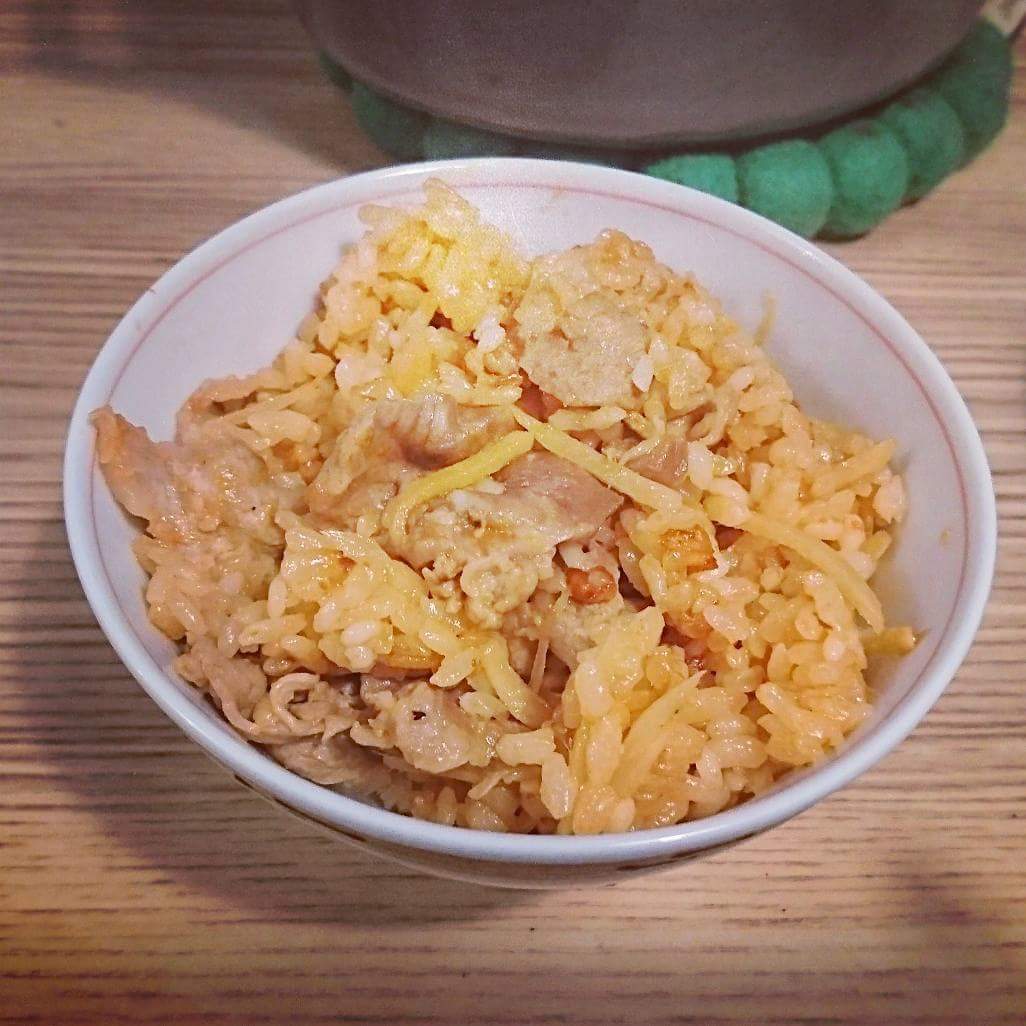 ぷーこ 鍋キューブを使うと簡単炊き込みご飯 本日はピリ辛キムチ鍋を1キューブと 豚肉と生姜の炊き込みご飯 激ウマ さっき帰って来た旦那せんせには 更にお水と鍋キューブ1つ足して お野菜ときのこと豆腐入れて 卵でとじて ご飯温めるついでに ぷーこ 鍋キューブを使うと簡単炊き込みご飯 本日はピリ辛キムチ鍋を1キューブと 豚肉と生姜の炊き込みご飯 激ウマ さっき帰って来た旦那せんせには 更にお水と鍋キューブ1つ足して お野菜ときのこと豆腐入れて 卵でとじて ご飯温めるついでに