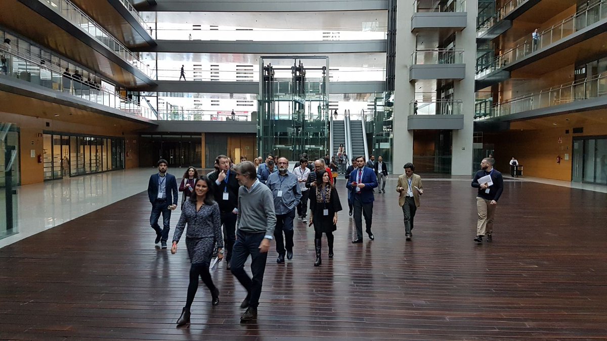 Endesa's tweet photo. Los influencers de #EnelFocusOn visitan nuestra sede, la primera en toda España en conseguir la triple certificación en #eficienciaenergética https://t.co/wfOE2ehiTP #sostenibilidad https://t.co/uygYkz3PMT