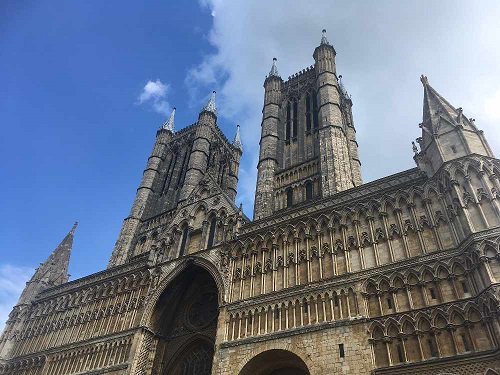HitsLincsNews's tweet photo. #NEWS: @LincsCathedral will be a bit quieter over the next few days, as the clock that usually sounds a bell at the top of the hour needs fixing. 🔔 https://t.co/qu801Cu6nV