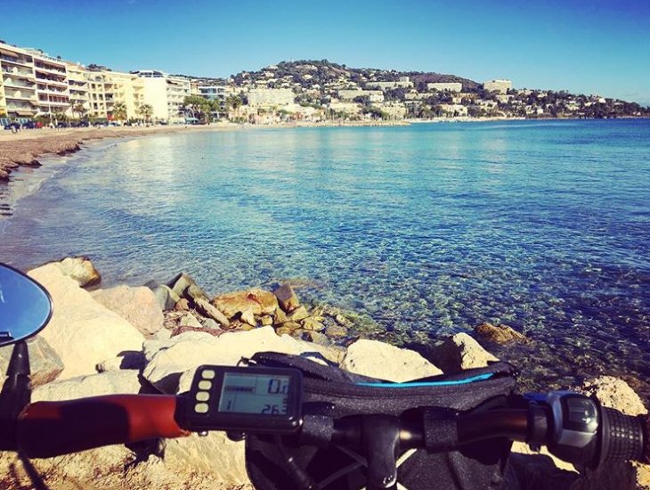 Cannes_France's tweet photo. Une sortie en vélo électrique à la pointe du #MouréRouge en novembre avec un soleil ☀ radieux et une eau 💦 cristalline ! #Cannes, #capitaledusportenpleinair et de l'#environnement 🌿
Merci à Marie Pourreyron @Mar1e pour cette 📷 😃
➡https://t.co/mOnyedPlAU https://t.co/y1YqXD7yif