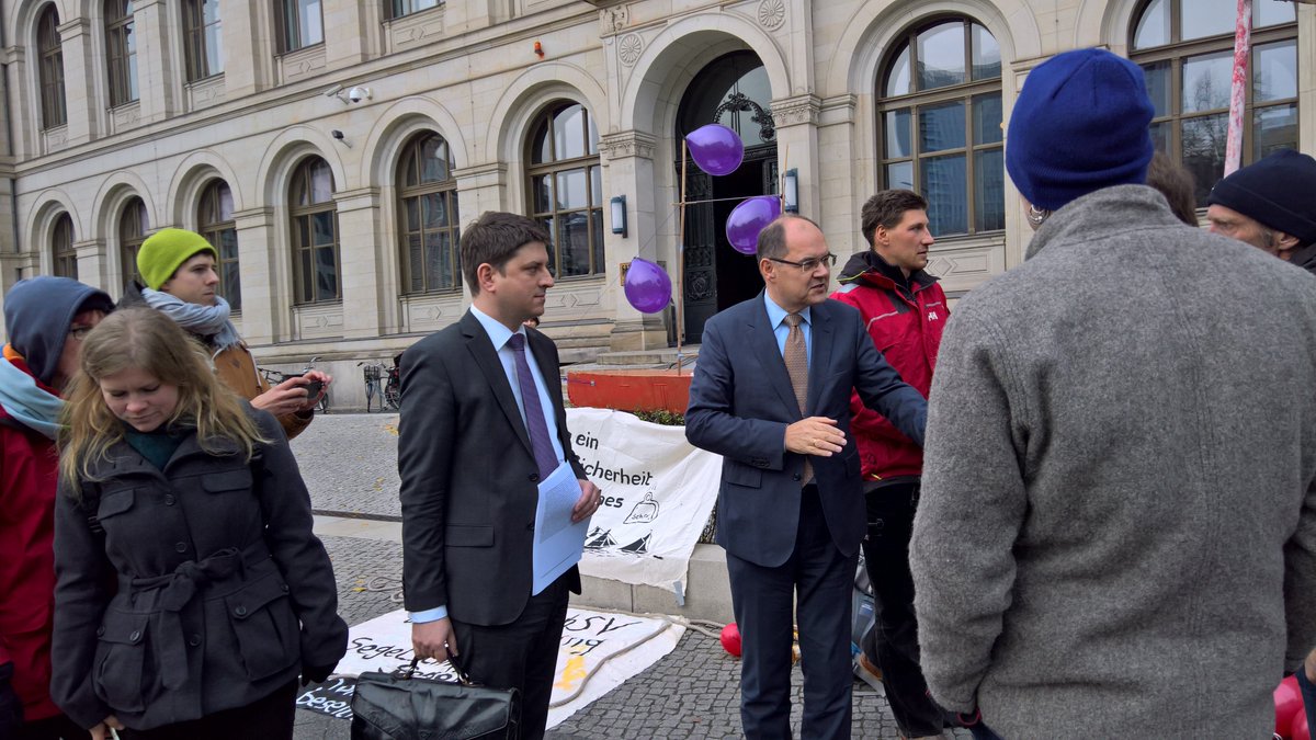 Auf der Mahnwache vor dem #BMVI: 
Verkehrsminister Christian Schmidt äußert sich nicht, ob er die neue SchSV diese Woche unterschreibt. Die versprochenen offenen Gespräche mit den Traditionsschiffen müssen endlich erfolgen, um eine gemeinsame Lösung zu finden.