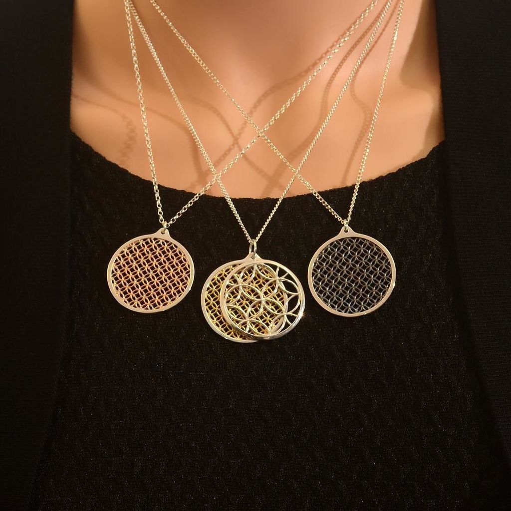 LE_JEWELLERY's tweet photo. #unitycollection #modelshots #pendants #silverpendant #silverandgold #jewellery #photography #artist #rosegold #ye… https://t.co/gjFJgTlKzD https://t.co/G91R0GeWFh