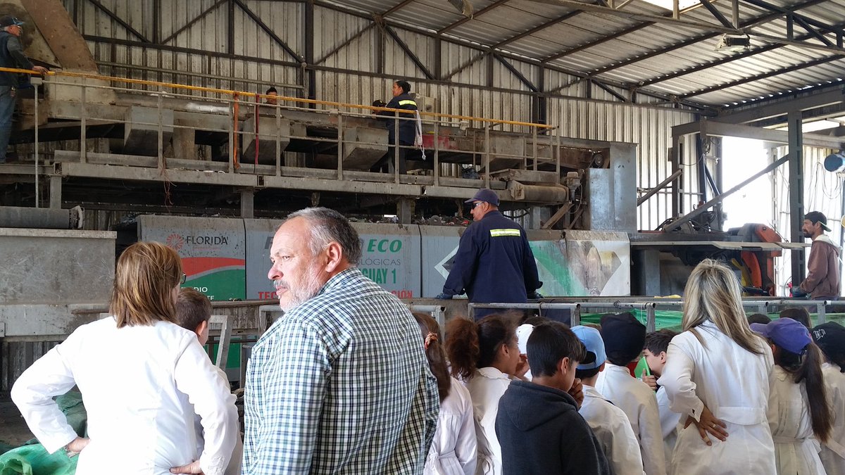 AlejandroGarcc's tweet photo. #BusSocial .traslado de escuela 108. Son recibidos en Moderna planta de encapsulado por el Dtor de Higiene @FloridaIDF @ddossantos62 y Asuntos Comunitarios @conoperez05 https://t.co/2lOXGGBXm3
