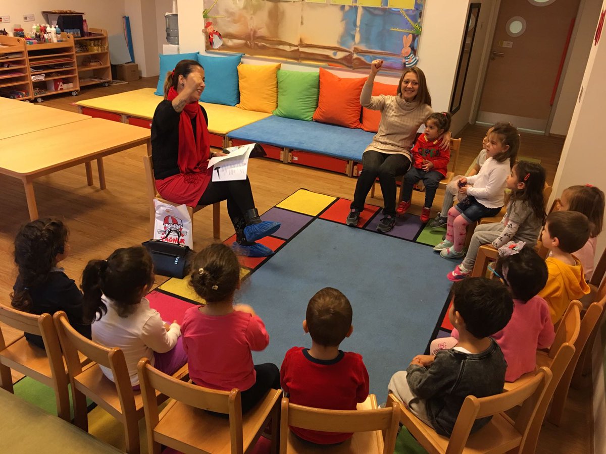 bk_bodrum's tweet photo. Anaokulu ‘Sıra Bende’ etkinliği kapsamında, 3 yaş sınıf öğrencimiz Dicle Külahlı’nın annesi Zuhal hanım'ı misafir ettik. Öğrencilerimize hikaye kitabı okuyan velimize teşekkür ediyoruz. https://t.co/r0IBSohgbb