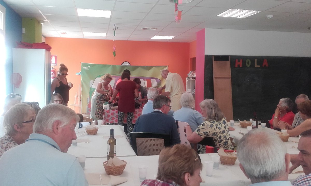 NatGilG's tweet photo. Full house for our #SpanishCooking demo which is back in our weekly program at #LosAmigosBeachClub ! Hip hip hurrah to Chef Maria José & Pablo 👏👏 Bon appétit! https://t.co/5o4hm3vTeu