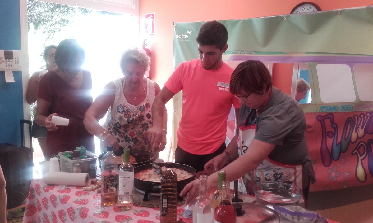 NatGilG's tweet photo. Full house for our #SpanishCooking demo which is back in our weekly program at #LosAmigosBeachClub ! Hip hip hurrah to Chef Maria José & Pablo 👏👏 Bon appétit! https://t.co/5o4hm3vTeu