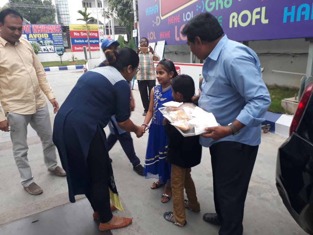 SupriyaDixit13's tweet photo. @HPCL fuel stations in the city celebrating childrens day with sweets and goody bags https://t.co/p1gu9ACMIG