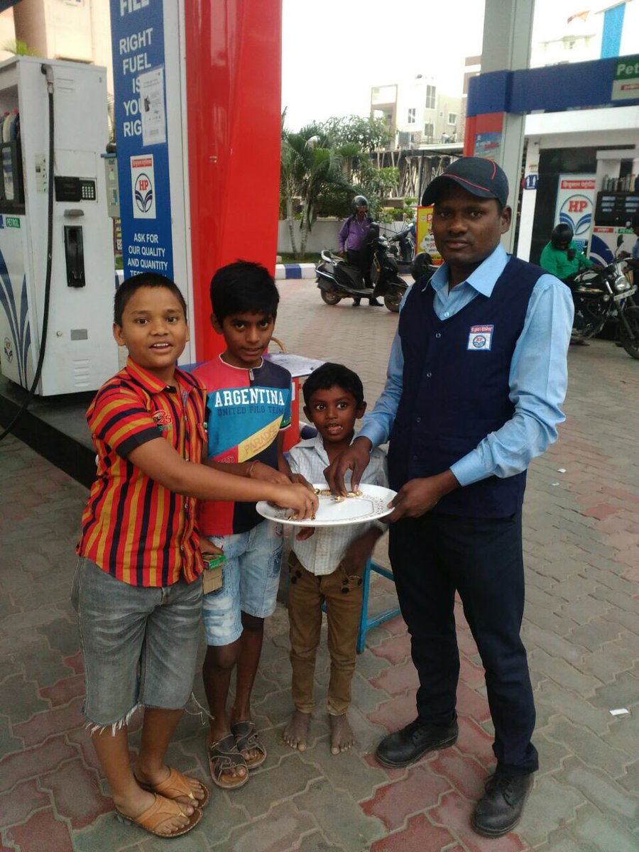 SupriyaDixit13's tweet photo. @HPCL fuel stations in the city celebrating childrens day with sweets and goody bags https://t.co/p1gu9ACMIG