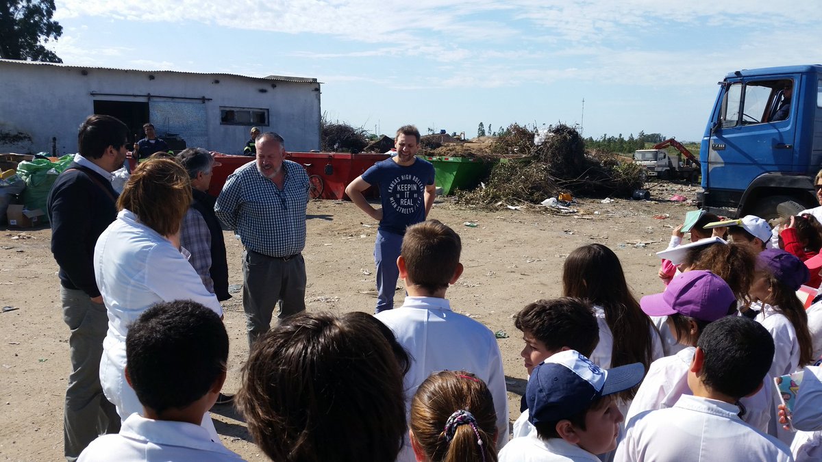 AlejandroGarcc's tweet photo. #BusSocial .traslado de escuela 108. Son recibidos en Moderna planta de encapsulado por el Dtor de Higiene @FloridaIDF @ddossantos62 y Asuntos Comunitarios @conoperez05 https://t.co/2lOXGGBXm3
