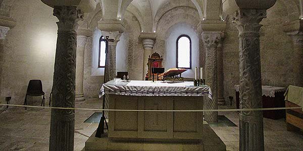 RevistaLuminica's tweet image. Cripta de #Otranto, #iluminación minimalista en un espacio que emociona #joaquinadell #AlessandroNovelli. Realzar el volumen de la cripta acentuando los ámbitos de celebraciones, y crear atmósferas esperituales
revistaluminica.es/WP/?p=19756