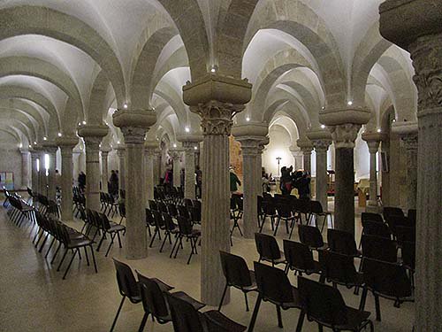 RevistaLuminica's tweet image. Cripta de #Otranto, #iluminación minimalista en un espacio que emociona #joaquinadell #AlessandroNovelli. Realzar el volumen de la cripta acentuando los ámbitos de celebraciones, y crear atmósferas esperituales
revistaluminica.es/WP/?p=19756