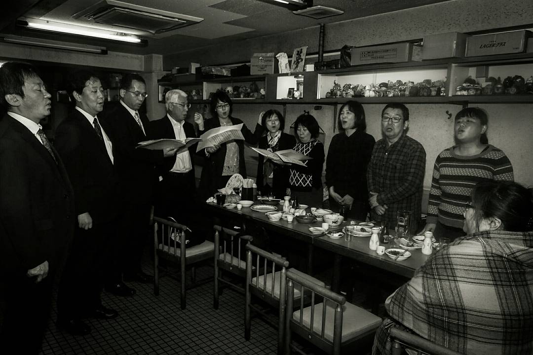 Okada66Johnny54's tweet photo. 沢山の常連のお客さま撮りたかったけど、忙しすぎて、なかなか撮れなかっ���ので撮れた常連のお客さまシリーズ。月曜のテレビ派さんでも紹介された合唱団のコールロマンツェさん。#広島#広島市#袋町#こがね食堂 https://t.co/6TnbyFUyj2