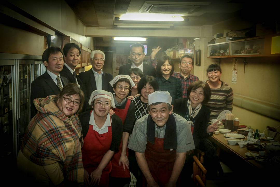 Okada66Johnny54's tweet photo. 沢山の常連のお客さま撮りたかったけど、忙しすぎて、なかなか撮れなかっ���ので撮れた常連のお客さまシリーズ。月曜のテレビ派さんでも紹介された合唱団のコールロマンツェさん。#広島#広島市#袋町#こがね食堂 https://t.co/6TnbyFUyj2