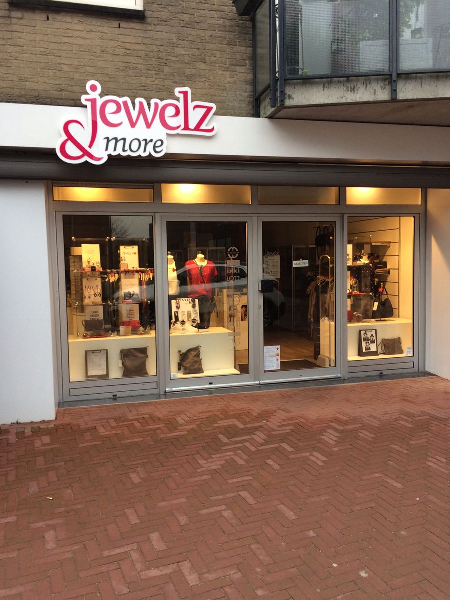 constanbeheer's tweet photo. Elst krijgt eindelijk zijn eigen telecom winkel aan de halve morgen!!!
#verhuurd #Elst #winkelruimte
https://t.co/nTLWlKMTJV https://t.co/0SvEXyIFId