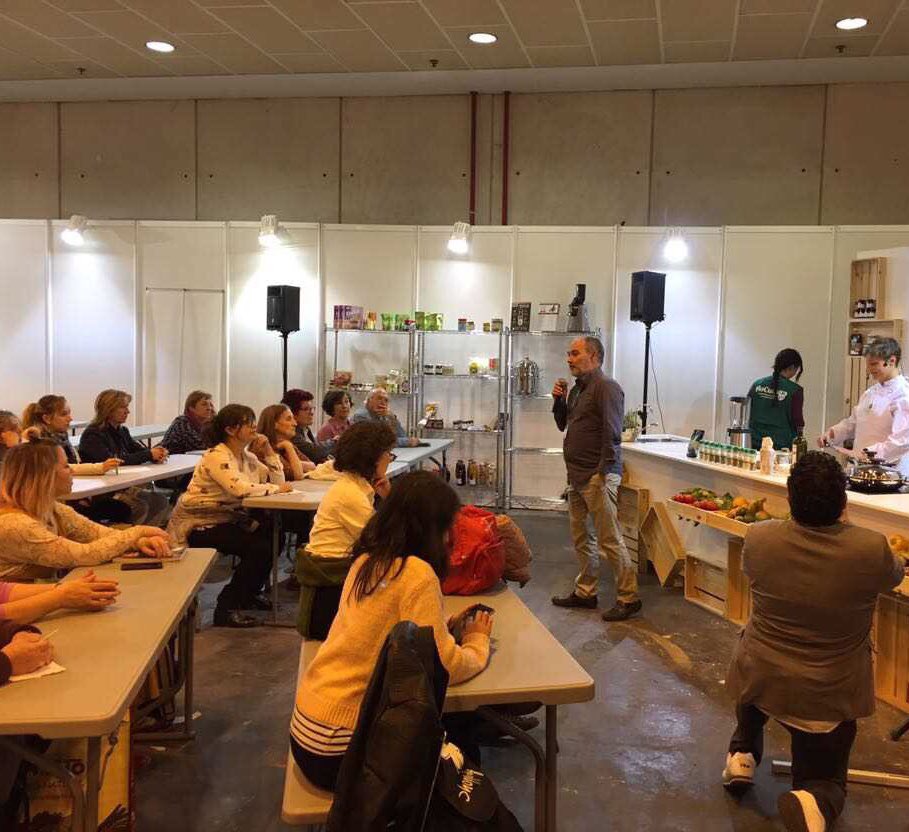EcoliveSystem's tweet photo. Todavía dura la resaca de @biocultura, pero ahí os dejamos una muestra de algunos de los momentazos de @Ecochef_Es apostando por una #cocinalibredetóxicos #ecochef #proyectoecochefespaña #biocultura #madrid #ifema #showcooking #ecológico https://t.co/9SmkZkp8q4