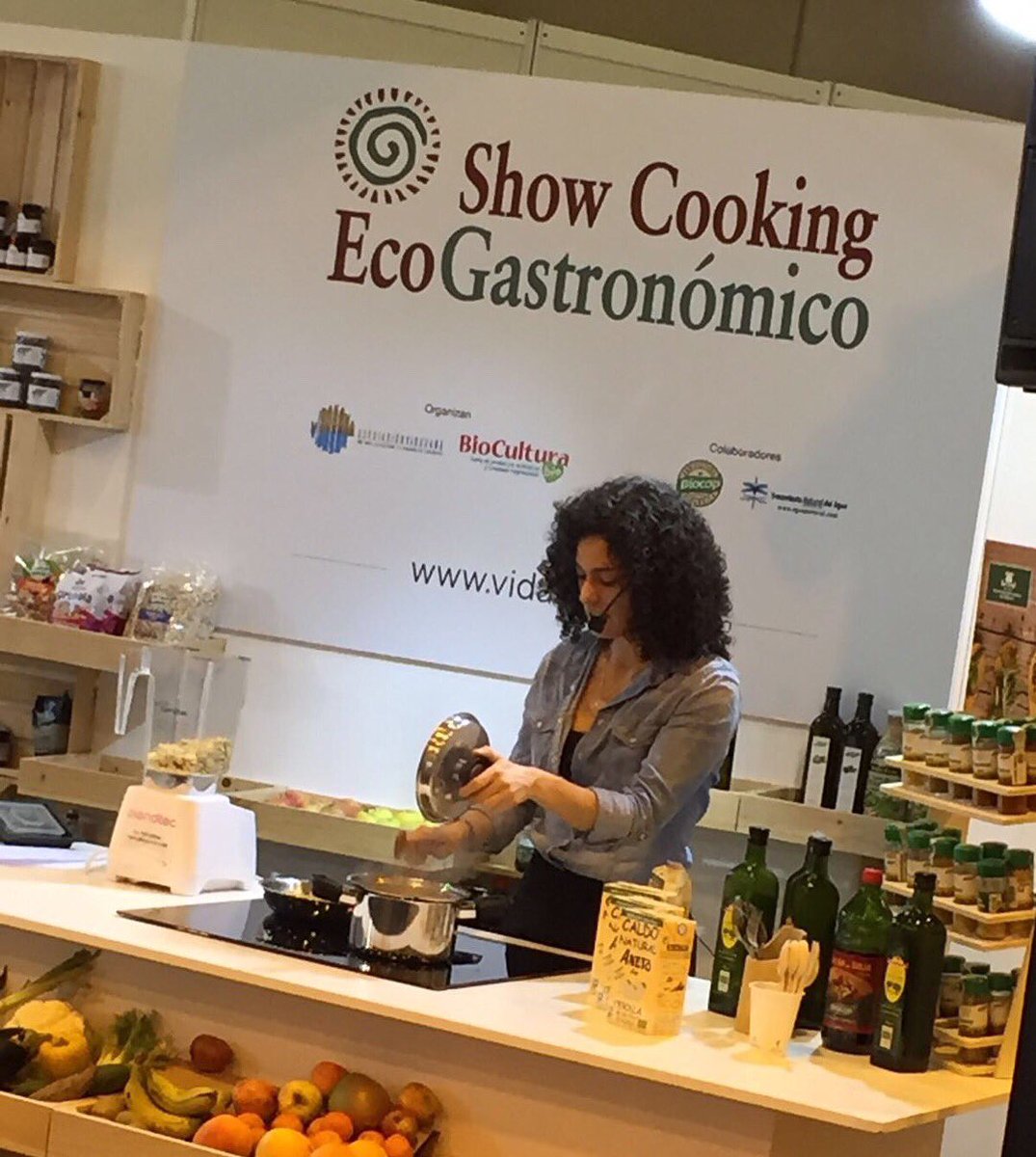 EcoliveSystem's tweet photo. Todavía dura la resaca de @biocultura, pero ahí os dejamos una muestra de algunos de los momentazos de @Ecochef_Es apostando por una #cocinalibredetóxicos #ecochef #proyectoecochefespaña #biocultura #madrid #ifema #showcooking #ecológico https://t.co/9SmkZkp8q4