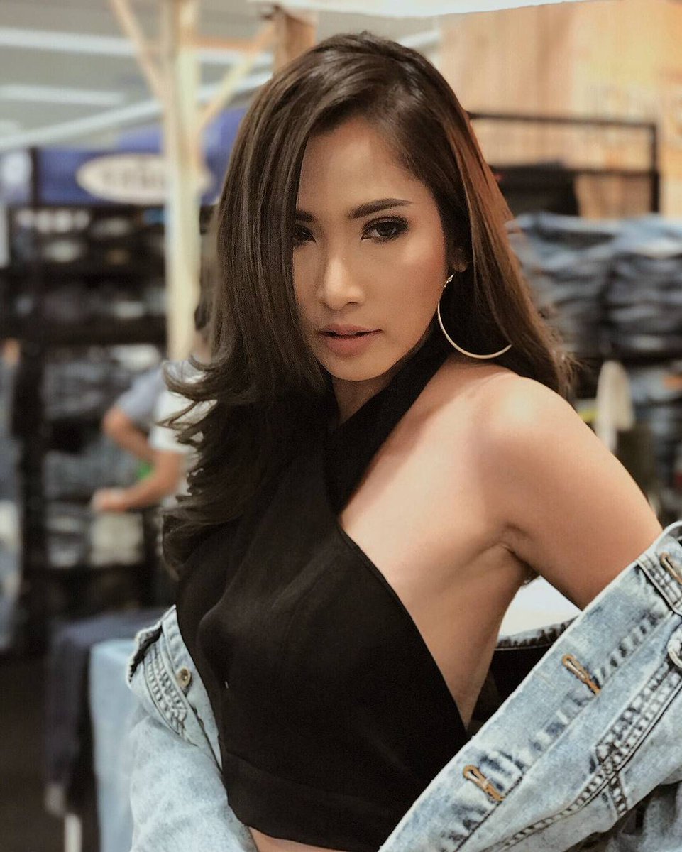 Captionของวันนี้คือ " ถ้าหนาวก็พร้อมจะเป็นที่ซบ ถ้าอยากคบก็พร้อมจะเป็น ที่รัก " ฮิ้ววววว 
กระทืบLike ให้แคปชั่นพี่ด้วย