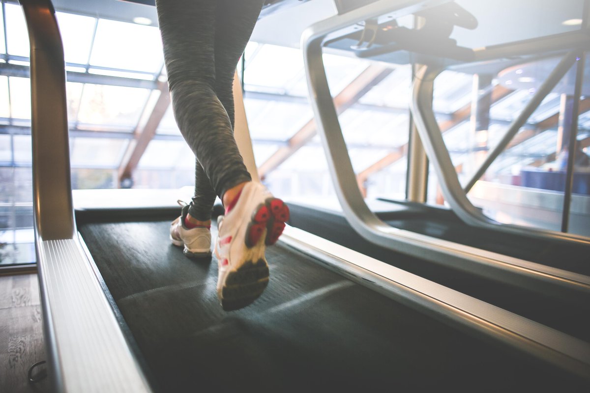RunningUrban's tweet photo. ¿Usas la cinta de correr? ¿Crees que puede ser causa de lesión? ¡Queremos conocer tu opinión de runner! En @RunningUrban nos hemos preguntado por sus pros y contras → https://t.co/70kZJN3Mjy https://t.co/w2AuIldipl