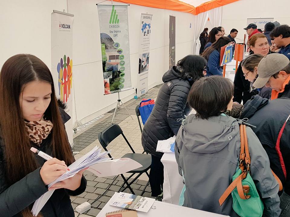 germancodina's tweet photo. Si andas buscando o quieres cambiarte de trabajo, este jueves puede haber buenas oportunidades. Visita la #ExpoEmpleo @AIEP @mpuentealto y postula a una de las 2.500 ofertas laborales que habrá a disposición de los puentealtinos. https://t.co/KXw0iinj18