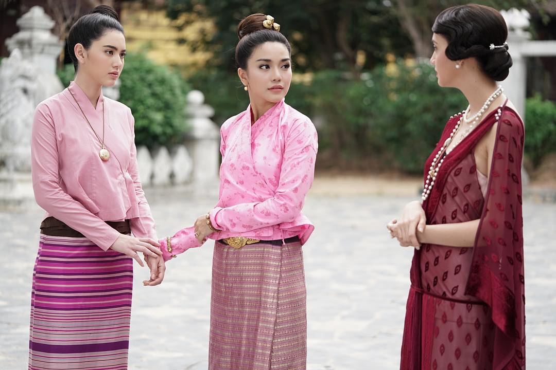 สวยสองคนเลยย เลือกไม่ถูกกก 😂 ตองริ้วหนักใจ <a href="/MaiDavikaLuv/">⭐ ใหม่ Davika FC ⭐</a> @SaraLeggeLuv  #บ่วงบรรจถรณ์