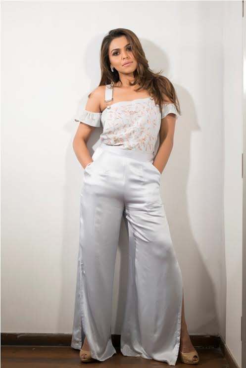 MallsMarket's tweet photo. #Designer label '#Riraan' by talented duo designers #RikitaPujara &amp; #RatnaShah is all set to #showcase their latest collection #TheTrousseauTwist at #StylecrackerBorough in #Mumbai 

https://t.co/bTOT3hNpSw

#Shopping #Fashion #Trousseau
#Fashionistas #Shopaholics
#InstaFashion https://t.co/iTeJRMByjM