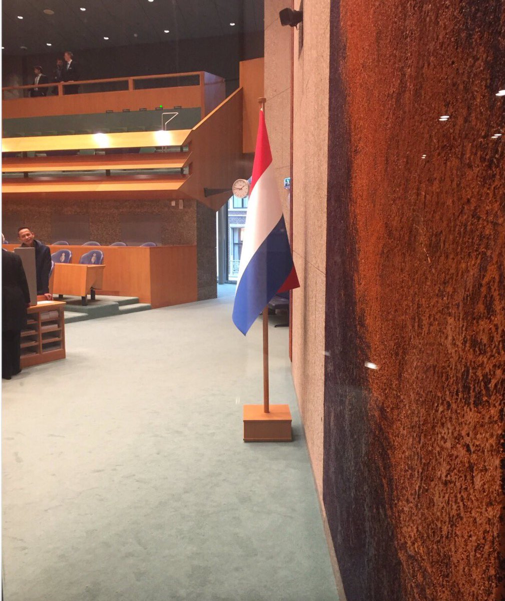 thierrybaudet's tweet photo. Kijk, zo ziet een goeie vlag in je parlement eruit. Niet dit teleurstellende madurodam-gedoe waar de Tweede Kamer vandaag mee komt. #vlag https://t.co/t5N6gFjowU