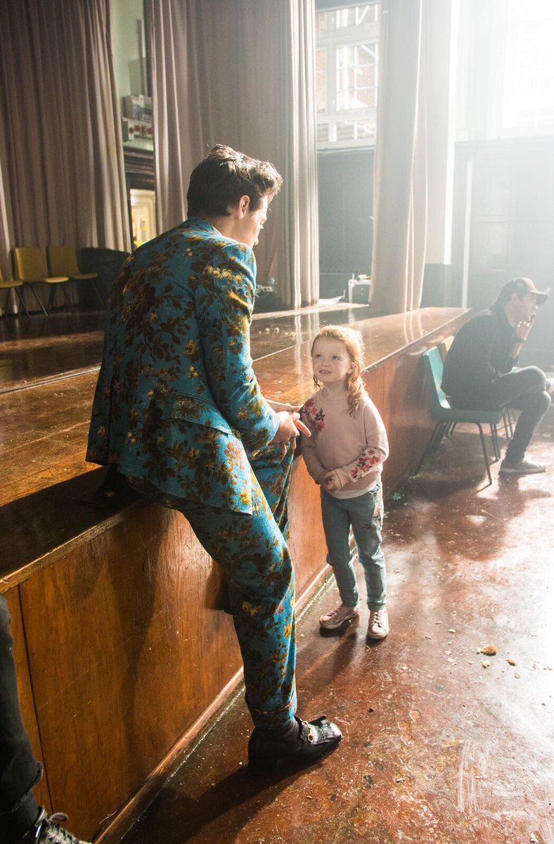 Orpheus79's tweet photo. @Harry_Styles Thank you for being a true gent.  My daughter filmed on Kiwi and missed the photo at the end due to amount of time on set and legalities.  You took the time to have a one to one chat with her instead and it meant the world to her. https://t.co/jzhfdtzZV3