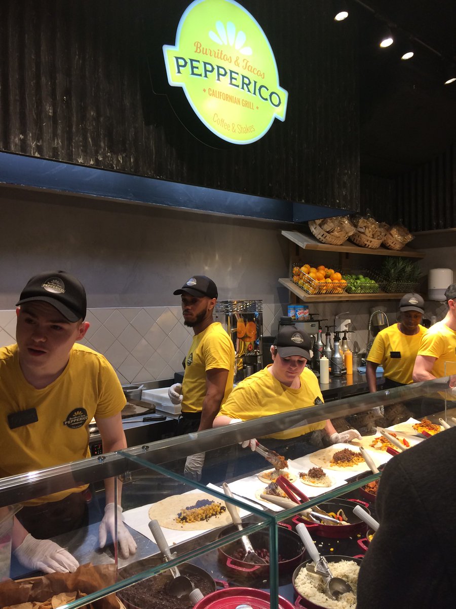 BurnerSam's tweet photo. #snacking. Vu à La Défense : @Pepperico_Paris . Affluence ce midi mais vitesse de service et qualité des produits . Bravo @leadersclubfr https://t.co/KrDMsCRYWX