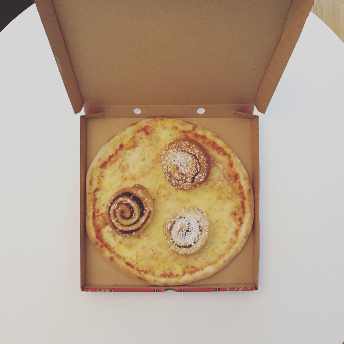 HejSweden's tweet photo. Celebrating Sweden’s qualification for the World Cup. 🇸🇪 #ITASWEِ #ItaliaSvezia #italyvssweden #ItalienSverige Pizza with cinnamon buns. #kanelbullar https://t.co/Yx1iH2yQzX