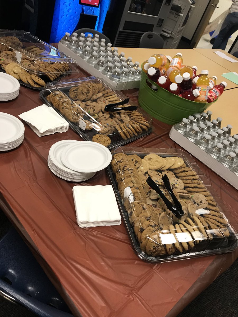 DeputyGriff_SRO's tweet photo. It is #SOHARD to be good when you work at an awesome school who appreciates their staff! Thank you PTO! @BCETeam121 @RichlandTwo #PTTestSoon #TryingToResist #ResistanceIsFutile https://t.co/7UJnuiL6I3
