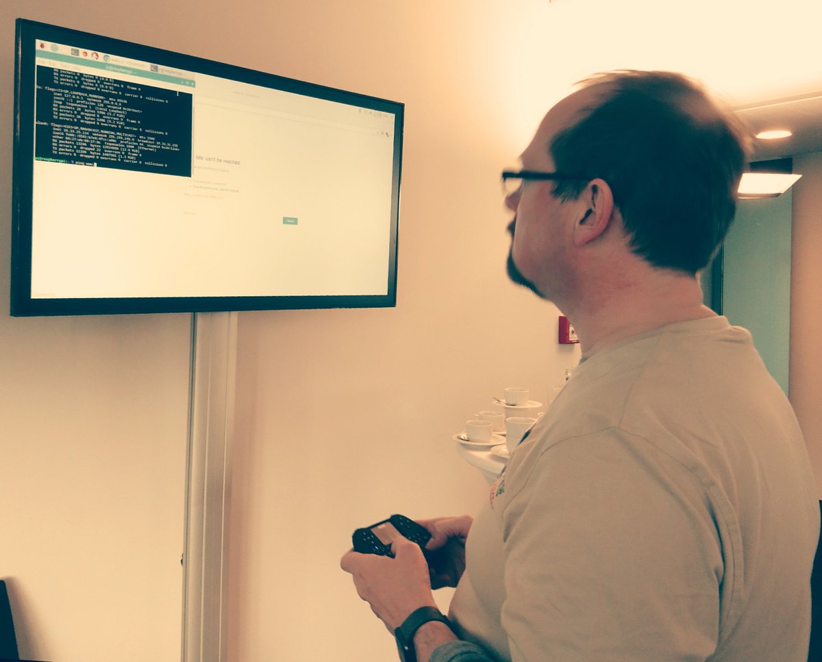 McRavi's tweet photo. Ulli beim (Twitter) Wall Hack seines Raspi auf der #zisebv2017 (any cheaters in the house?) https://t.co/GbiNZZSzm3