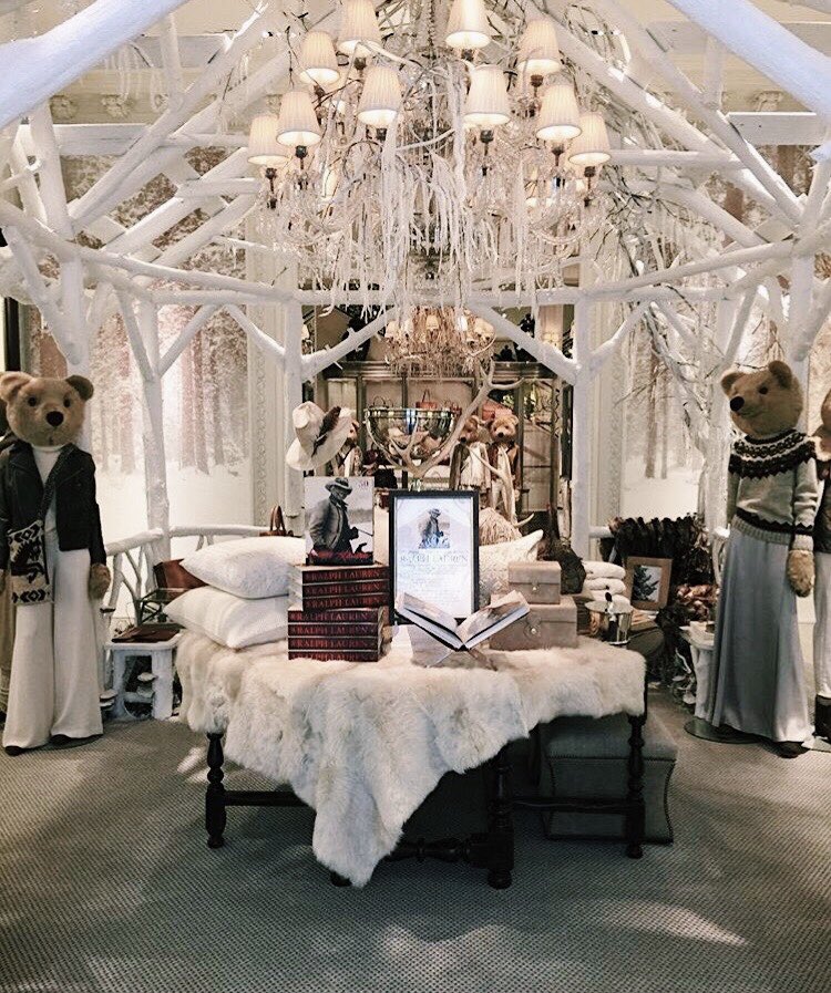 ❄️🐻 Feeling festive at <a href="/ralphlauren/">Ralph Lauren</a> 💡#schwinghammerlighting .. #RalphLauren #lighting #interiordesign #interiors