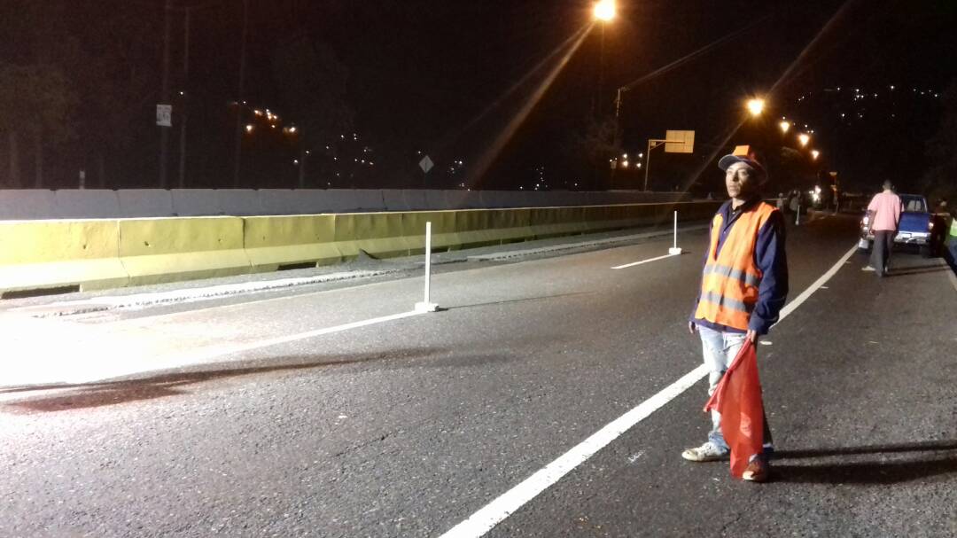 mintransporteve's tweet photo. Gracias a los trabajos de rehabilitación integral realizados por el @MPPTve en la Aut. Caracas-La Guaira, más de 79.000 usuarios podrán trasladarse de forma rápida y segura por esta gran arteria vial
  #TrabajamosParaTi #14Nov #FelizMartes #BonoNavideno https://t.co/OC2fVom3ld